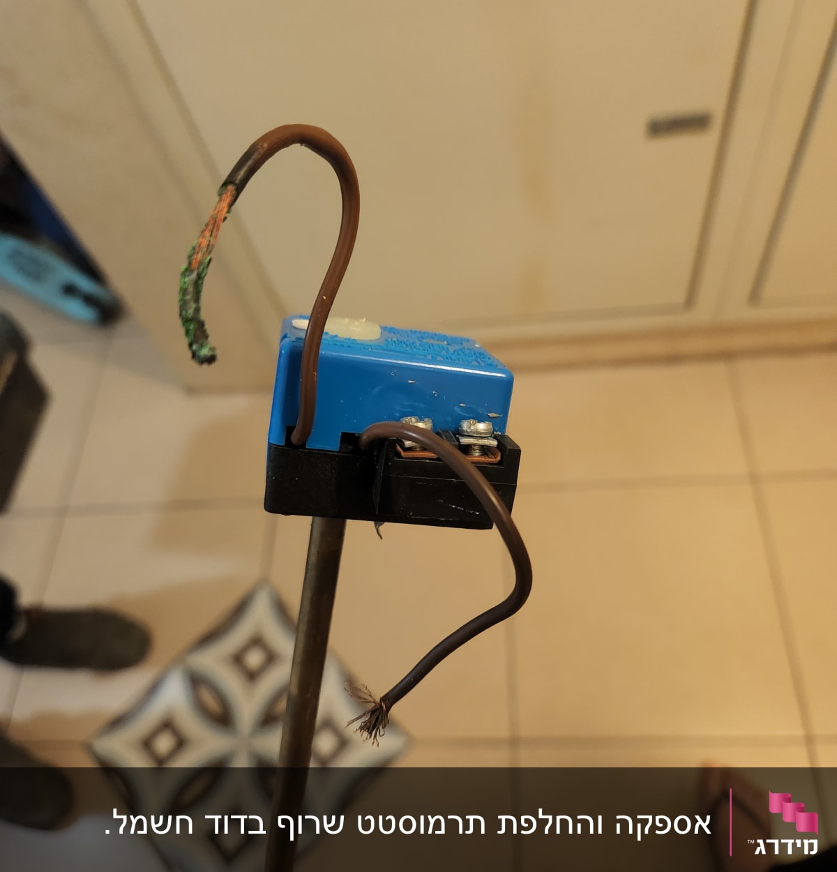 חוטים חשמליים מחוברים לרכיב כחול של דוד שמש